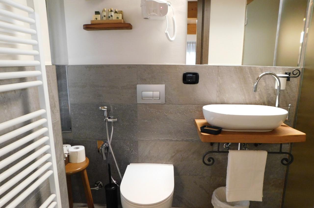 nicomatroomsdomodossola en rooms 014